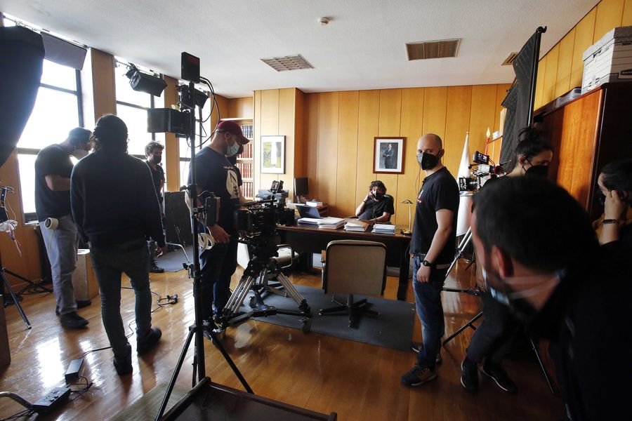 El equipo de “Auga seca” convirtió en un set de rodaje el despacho del juez decano.