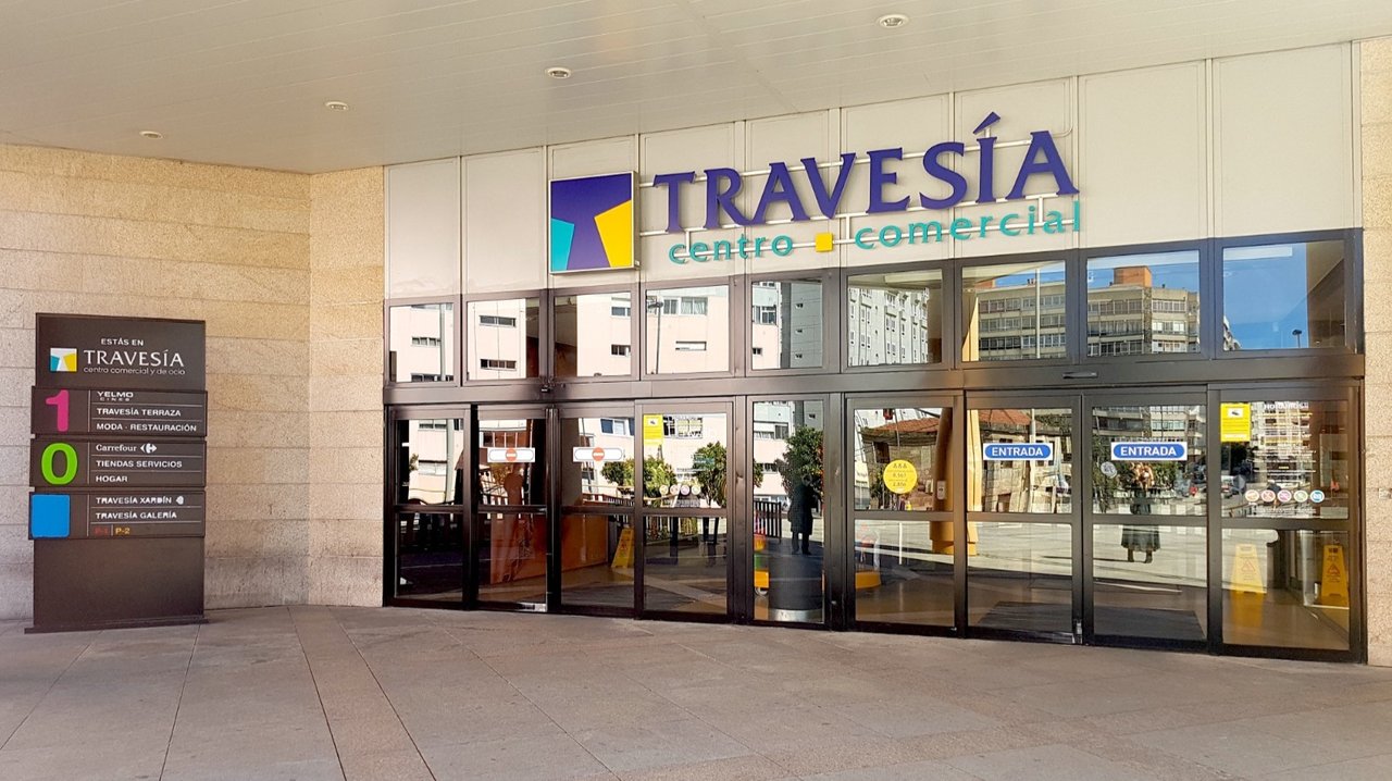 Entrada al centro comercial Travesía, de propiedad de un fondo inversor israelí.