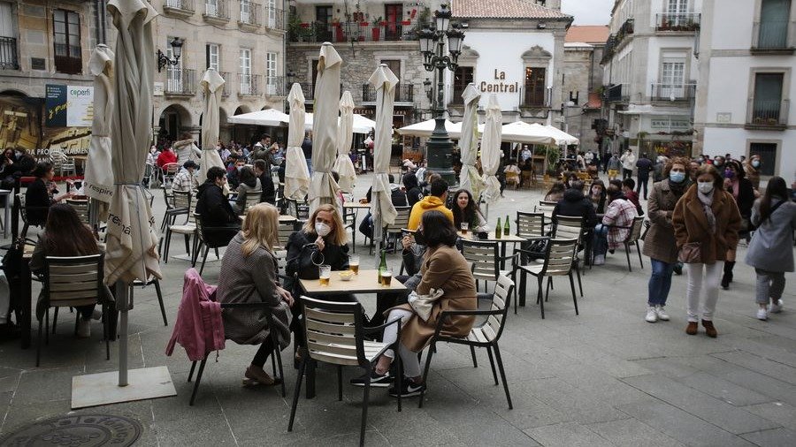 Las zonas más amplias con terrazas para la hostelería en Vigo como Praza da Constitución gozaron ayer pasadas las 18 horas de un ambiente muy similar al de                        tiempos anteriores a la pandemia.