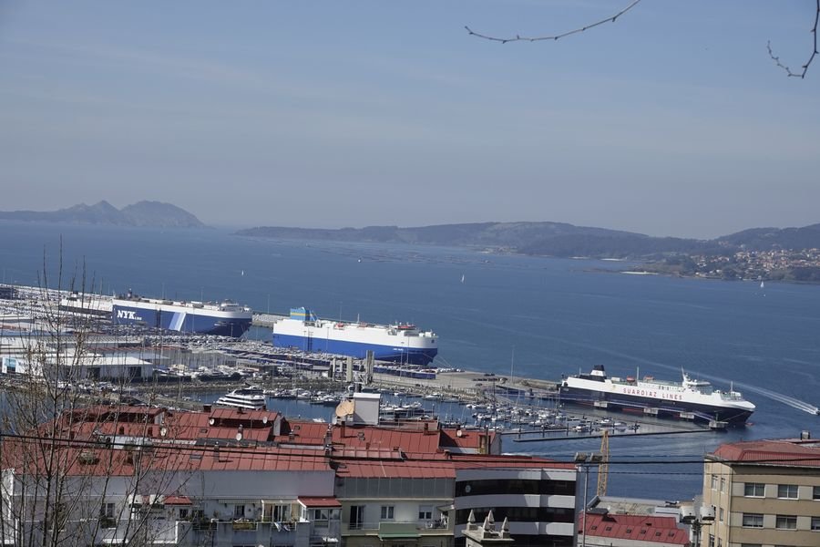 Buques oceánicos de carga de coches en la terminal marítima de Bouzas, primera de España.