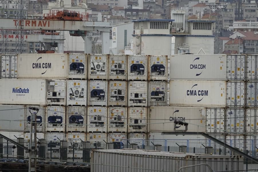 Contenedores acumulados en la terminal marítima de Guixar. Otra parte se almacenan en Bouzas.
