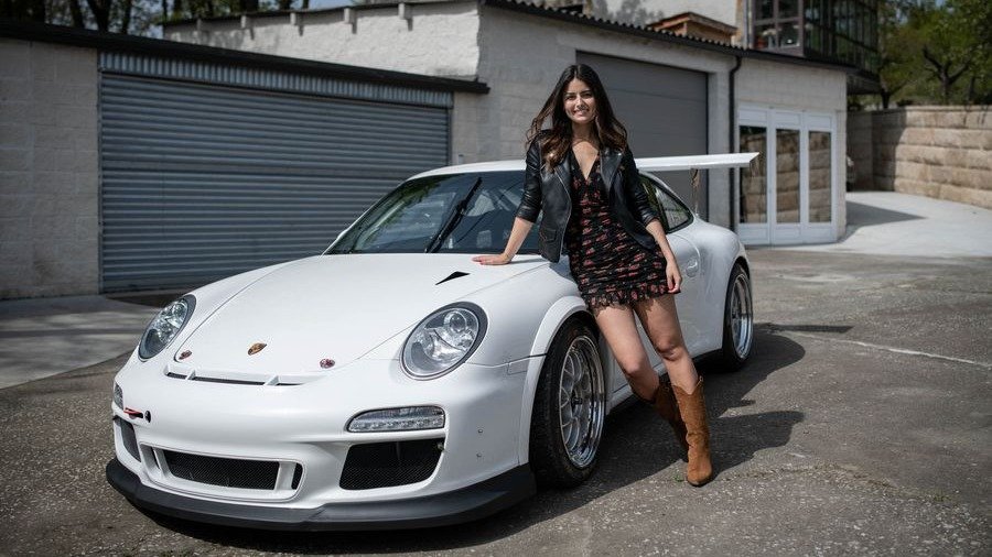 Noelia Rey, junto al Porsche 997 GT3 2010 propiedad de Miguel Paredes "Miúdo".