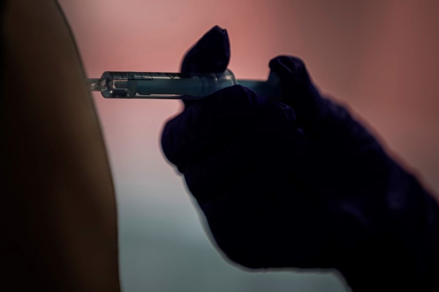 Una persona recibe una dosis de la vacuna contra el covid-19 en el Wizink Center de Madrid.