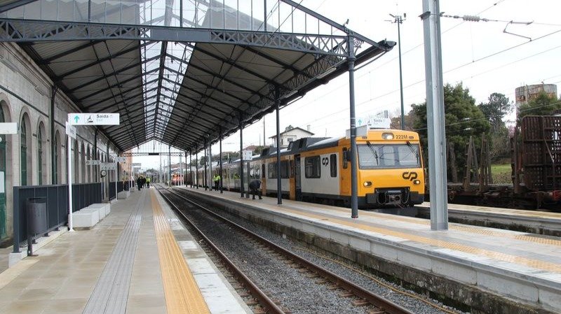 El viejo automotor Tren Celta que hace -ahora suspendido- el servicio Vigo-Oporto en Valença.