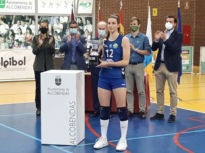 Alejandra del Burgo recoge el trofeo del subcampeonato liguero.