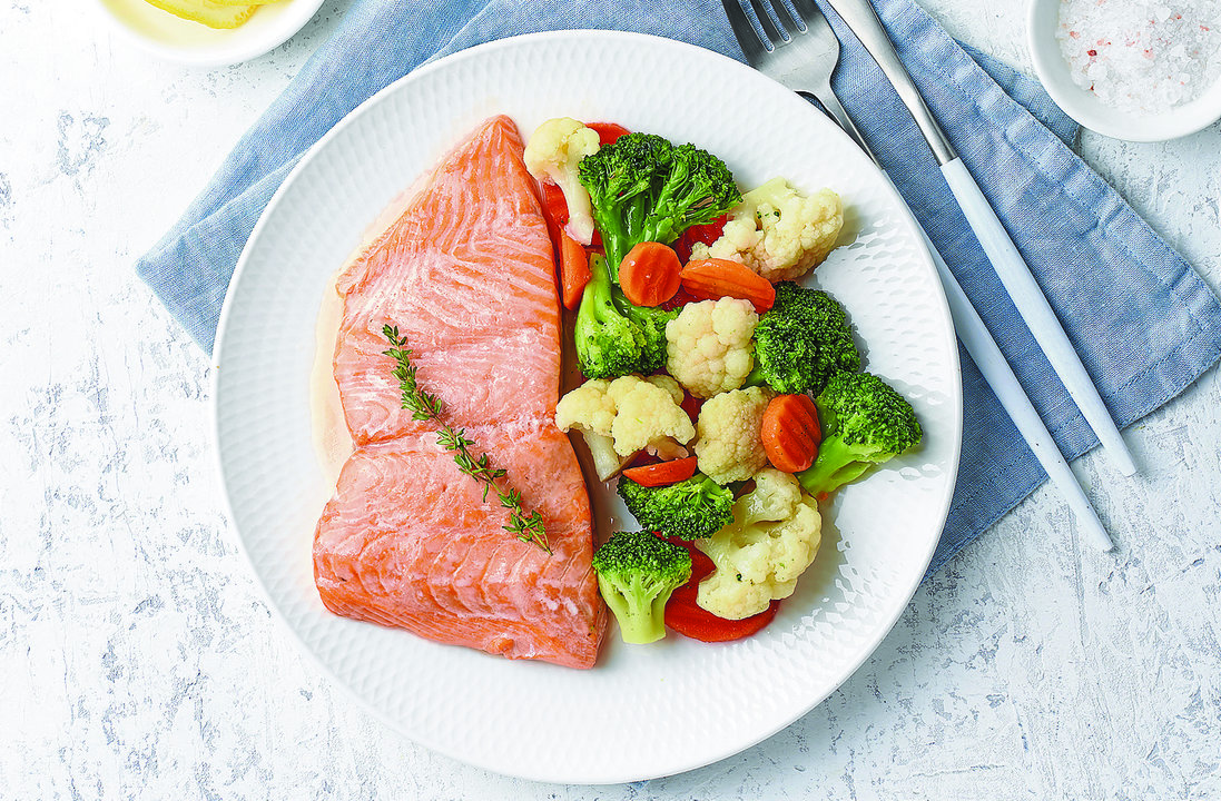 Pescado y verduras, plato ideal para seguir una dieta blanda.