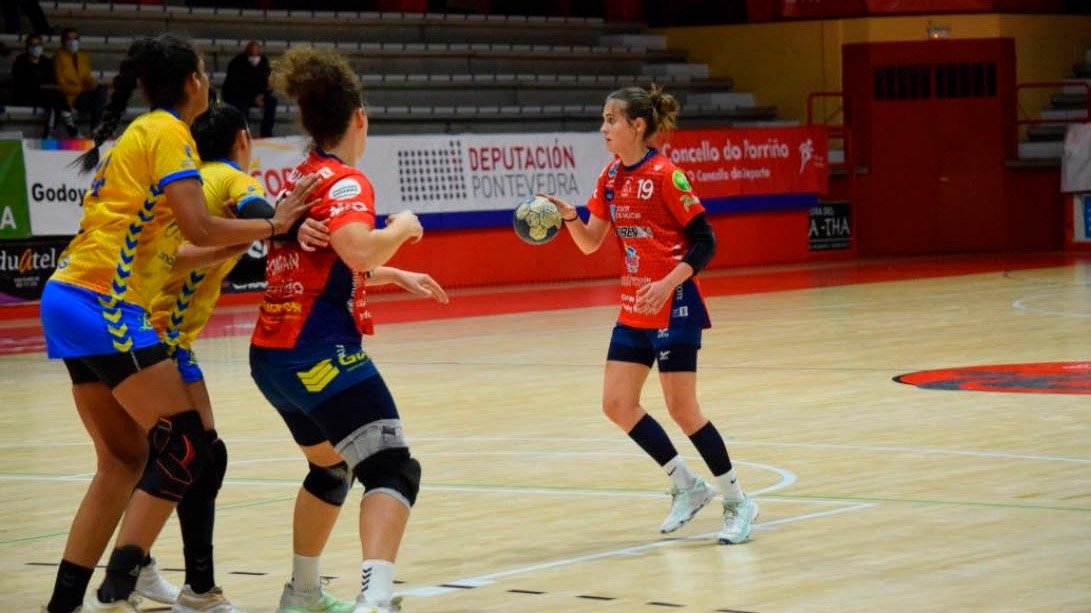 Anthía Espiñeira, con el balón, en un partido de la presente temporada.