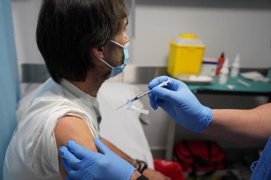 Un joven recibe la primera dosis de la vacuna para combatir el covid-19.