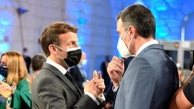 El primer ministro de Francia, Emmanuel Macron, conversa con el presidente del gobierno español, Pedro Sánchez.