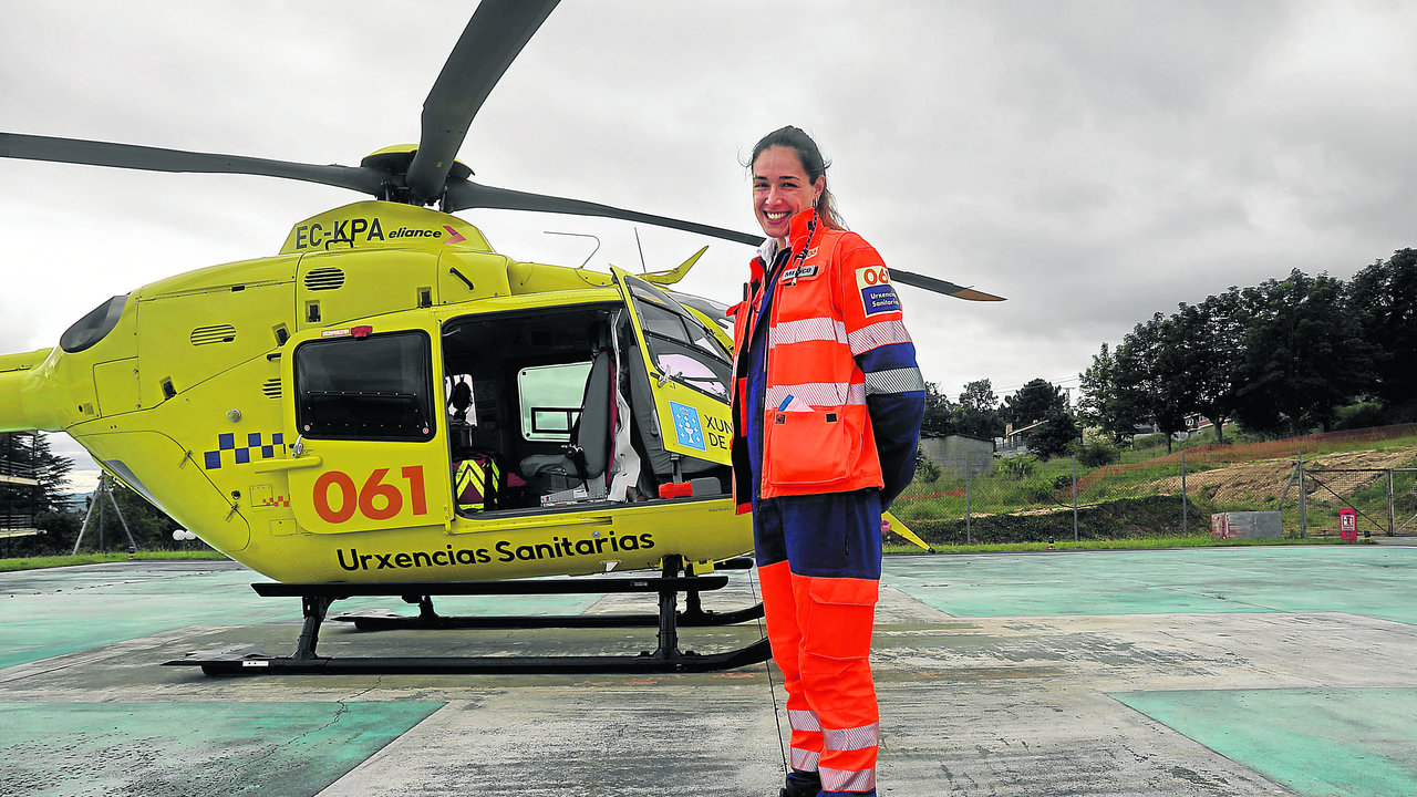 Antía Domínguez junto al helicóptero del 061 en la base de Toén en Ourense.