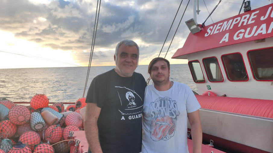 Joaquín Cadilla y David Fernández en la cubierta del “Balueiro”, actualmente en el Pacífico.