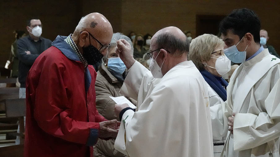 El párroco del Sagrado Corazón administra la unción con un palillo de algodón por las normas anticovid.