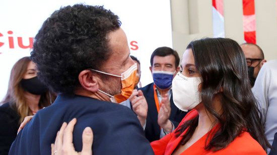 Edmundo Bal e Inés Arrimadas se abrazan tras el duro revés sufrido en las elecciones de Madrid.