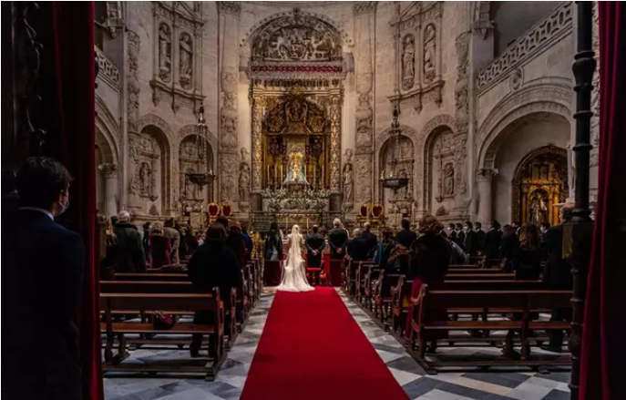 Una boda en el interior de la Catedral de Sevilla.