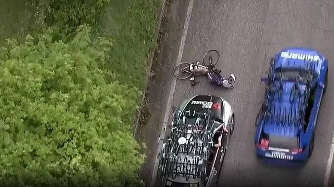 Un coche de equipo atropelló al ciclista Pieter Serry.