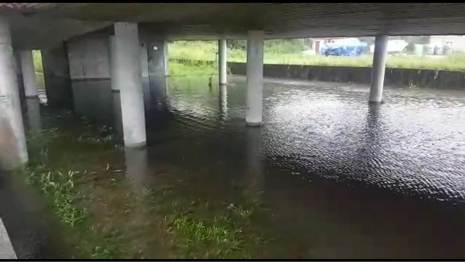 El parking del centro de salud de Domaio, inundado ayer por la lluvia.