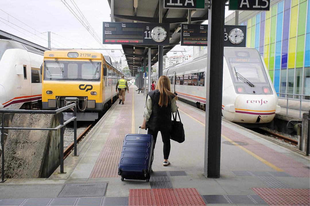 Viajeros en la estación de Vigo-Guixar, en Areal, por donde entran y salen los trenes hacia Madrid.