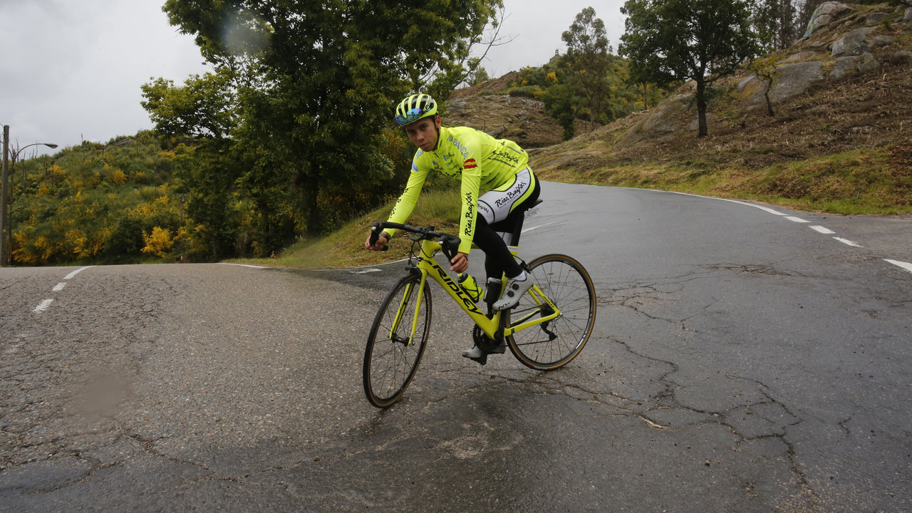 El ciclista del Vigo Rías Baixas Ángel Maneiro reconoció el trazado de la Copa de España y el Gallego, con la                                                   subida al monte Alba por Chandebrito como zona clave.
