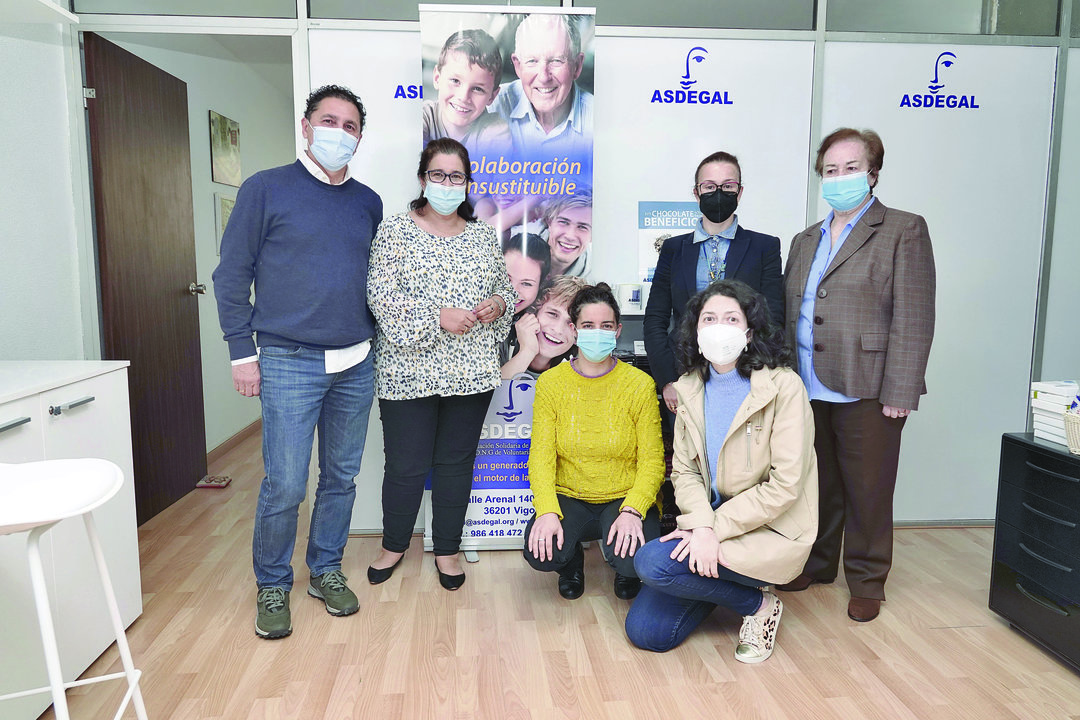 El equipo de voluntarias que trabajan en las instalaciones de la asociación Asdegal en Vigo.