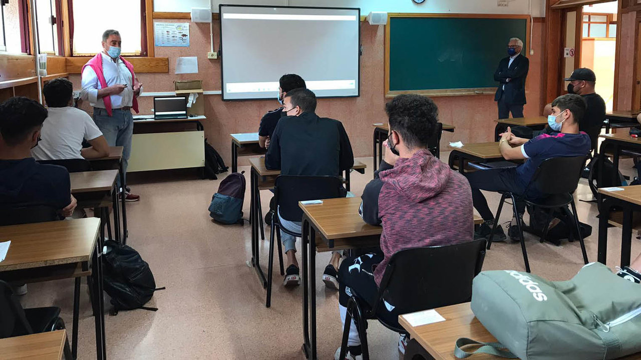 José “Pepe Sieira, excapitán y exjefe del Servicio de Protección de Recursos de Galicia y de Pesca habla para los estudiantes en Canarias en compañía del vigués Aarón.