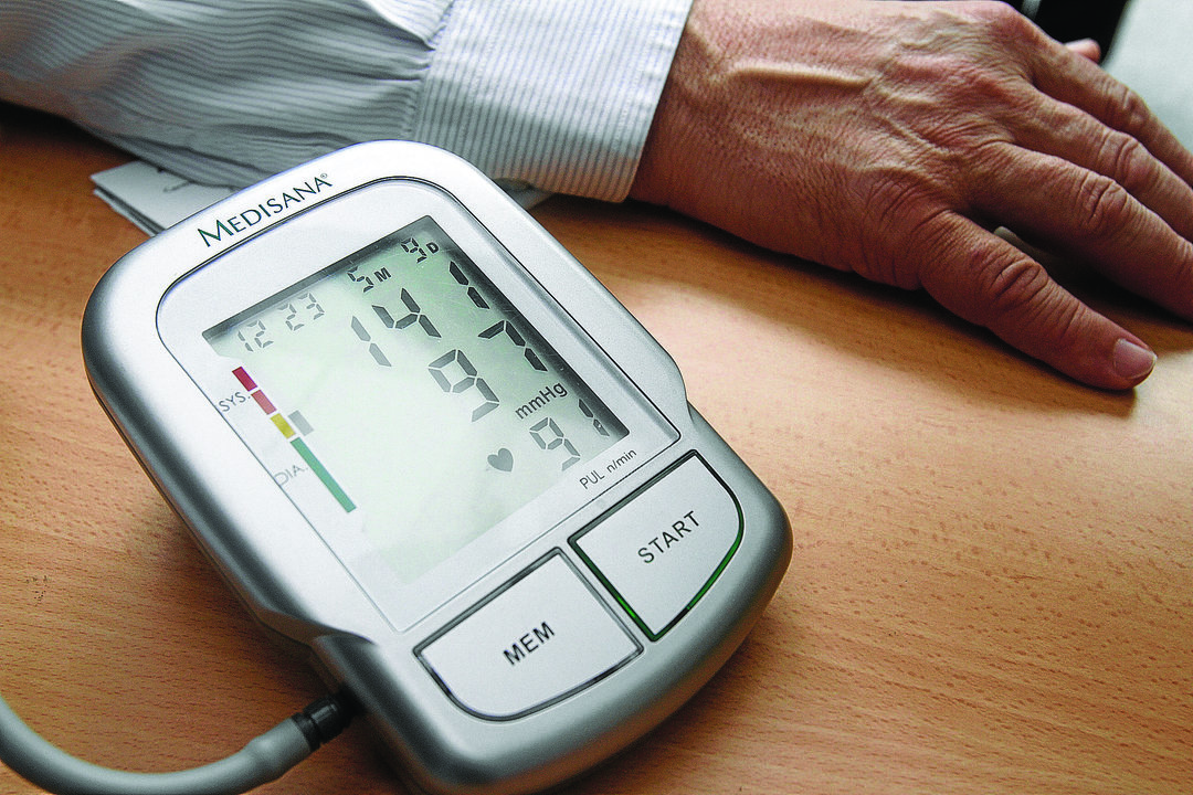 Tensiómetro para medir la tensión arterial en las personas.