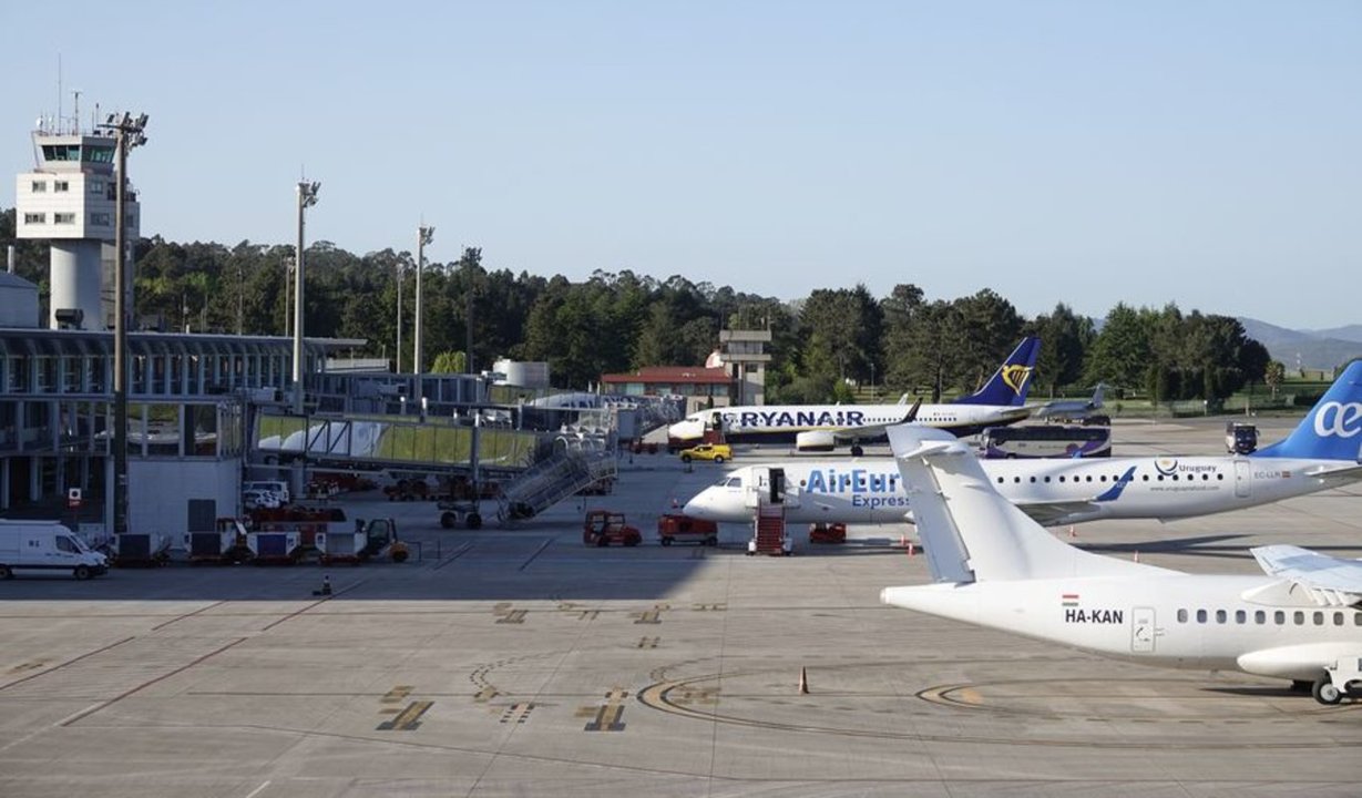 Avión de Ryanair en la pista de Peinador este año. / Vicente Alonso