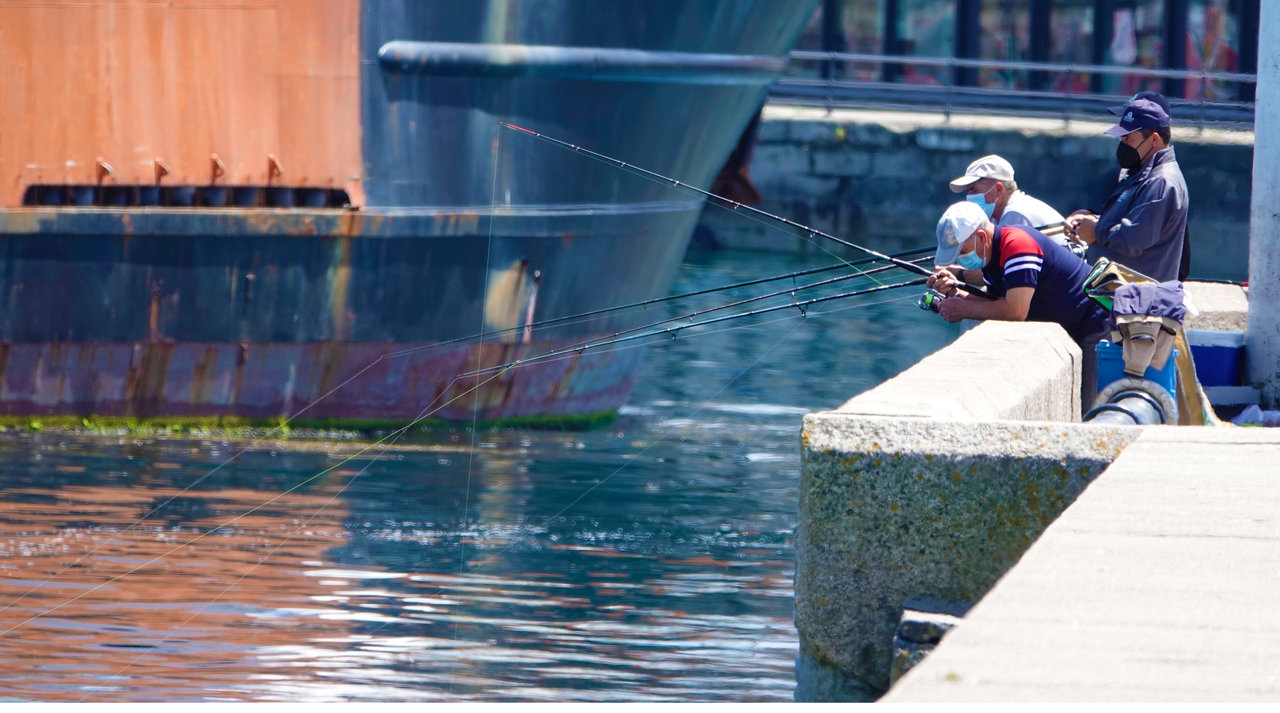 Pescadores con caña, en aguas de Vigo.