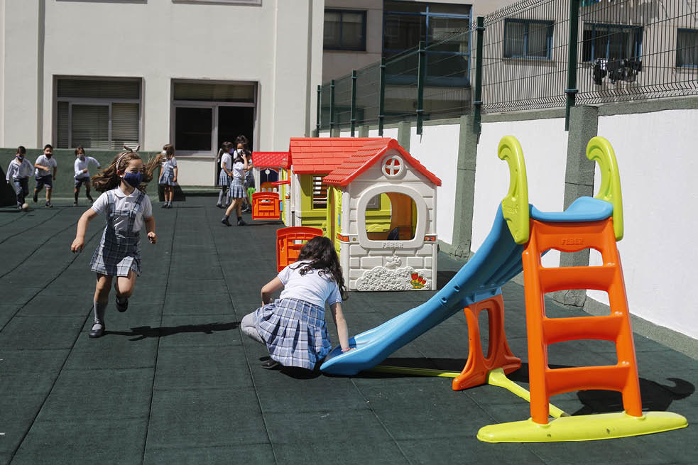 Uno de los nuevos espacios recreacionales donde los niños juegan en sus “grupos burbuja”.