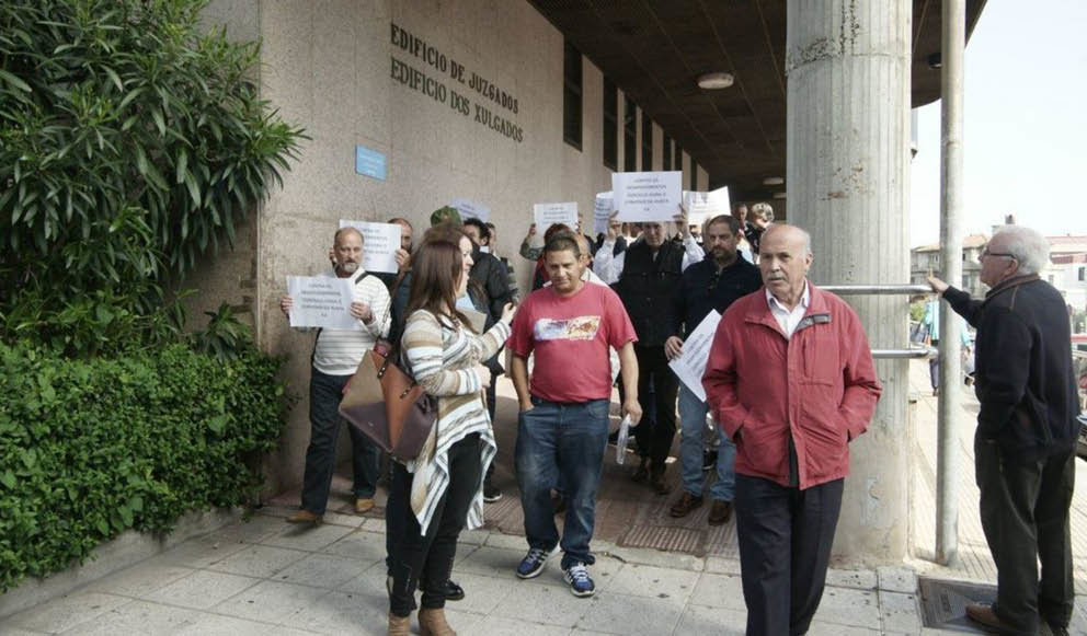 Imagen de una protesta contra un desahucio, hace unos años en los juzgados de Vigo.