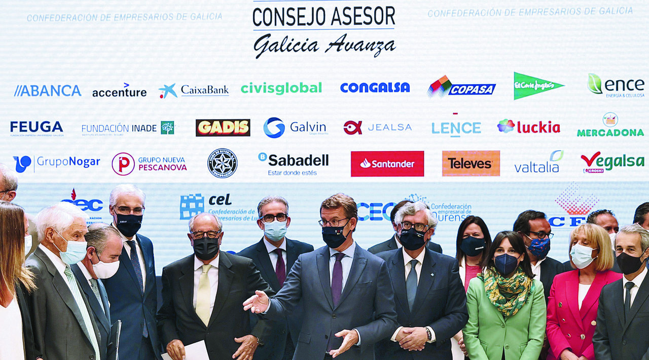 Núñez Feijóo posa para los medios con los miembros del consejo asesor de la CEG.