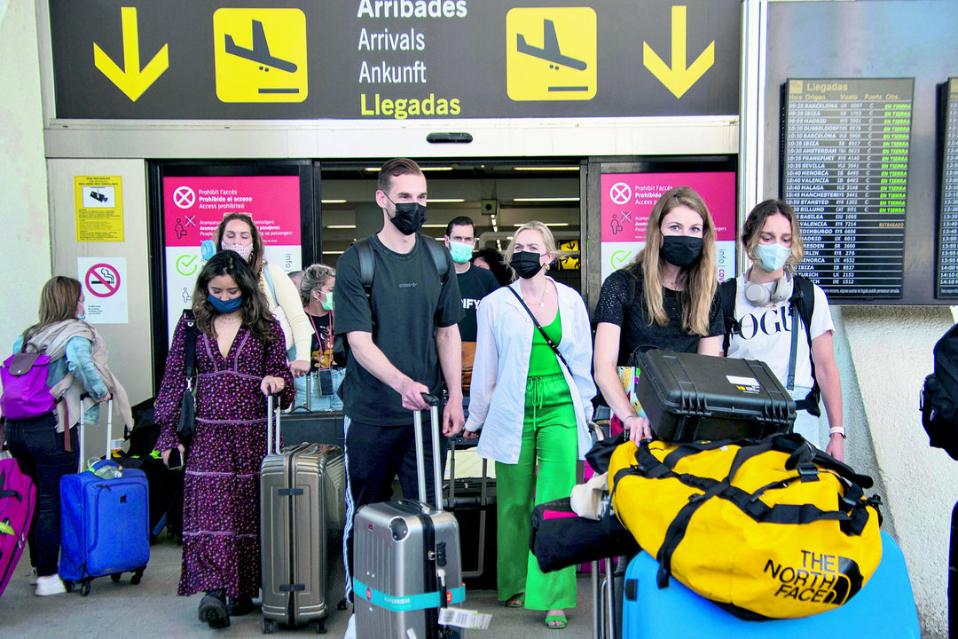 Un numeroso grupo de turistas llega al aeropuerto de Son San Joan de Palma de Mallorca.