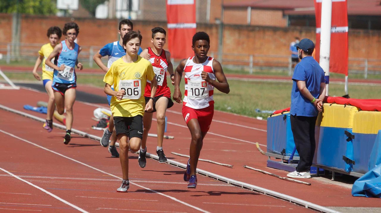 Asheber Díaz (dorsal 107) obtuvo la victoria en la prueba masculina de 1.000 metros con un registro de 2:56.47.
