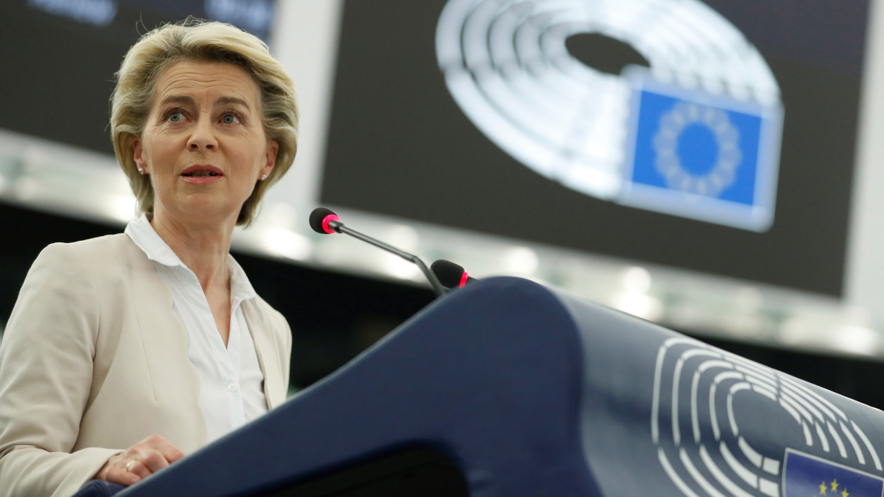 La presidenta de la Comisión, Ursula von der Leyen, en una comparecencia en el Parlamento Europeo.