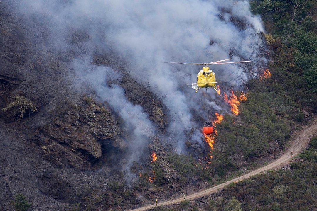 Labores de extinción del incendio forestal que se originó en el municipio de Folgoso do Courel
