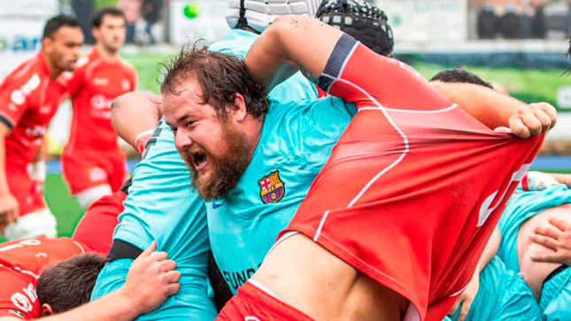 Marcos Muñiz, con barba, agarra a un rival dentro de un maul.