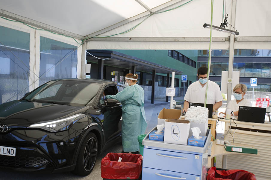 El covid auto del Cunqueiro hace pruebas a casos sospechosos y a los pacientes que se van a operar.