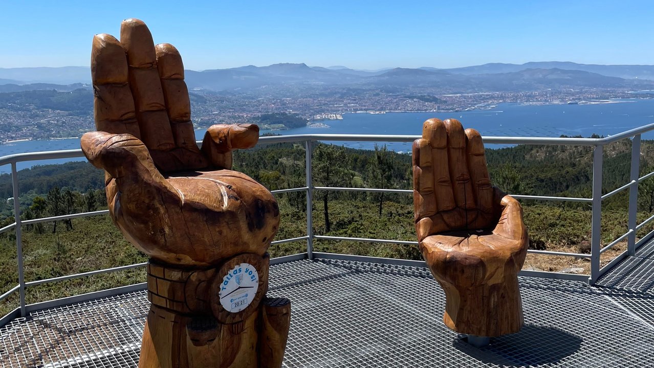 El mirador de Monte Faro en Domaio, con dos sillas de madera en forma de mano. // Foto: M.M.R.
