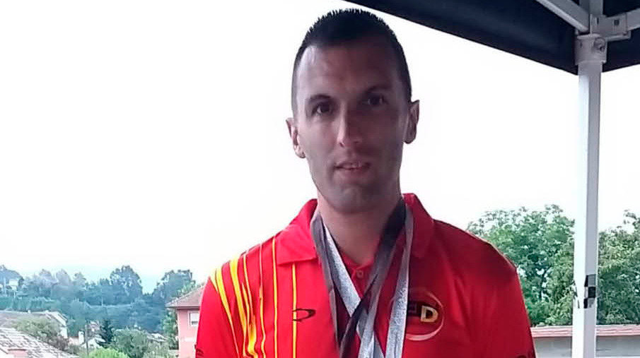 Fran Pérez, con las tres medallas que conquistó la semana pasada en el Campeonato del Mundo de Bydgoszcz.