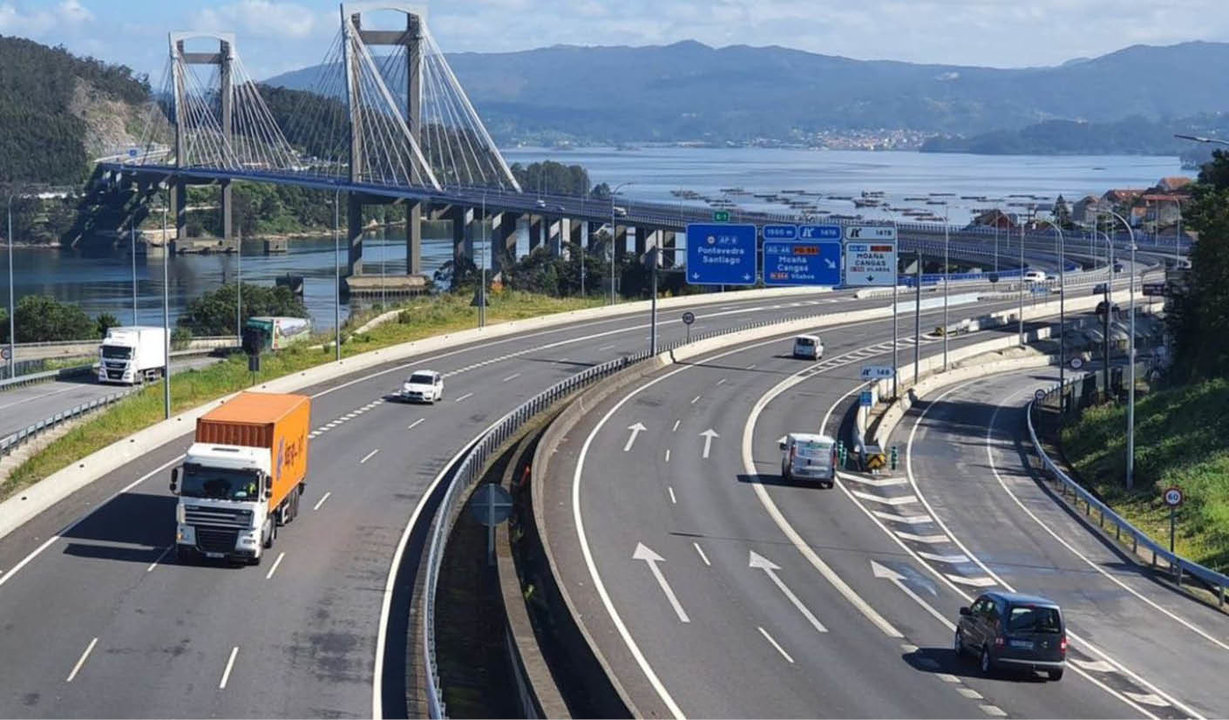 Un camión circulando por la AP-9 en dirección hacia Vigo.