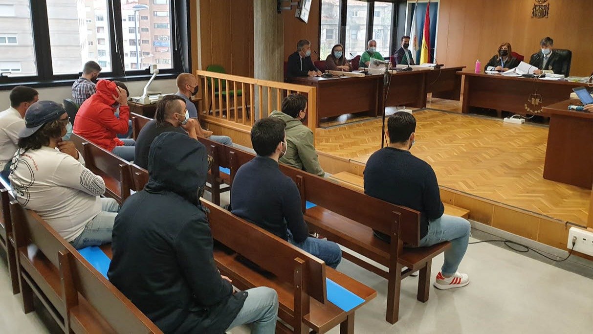 Los diez acusados, en el banquillo de la audiencia mientras ratificaron el acuerdo.
