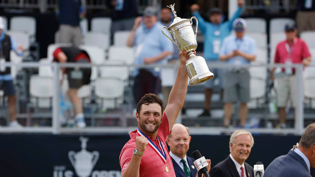 El golfista de Barrika levanta el trofeo visiblemente emocionado.