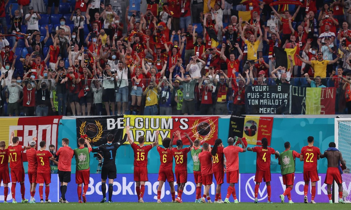 Los jugadores belgas celebran el pase a la siguiente ronda. // EFE
