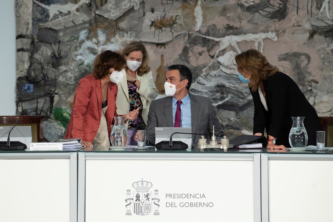 Pedro Sánchez conversa con las tres vicepresidentas del Gobierno, en el Consejo de Ministros de este martes. // EFE
