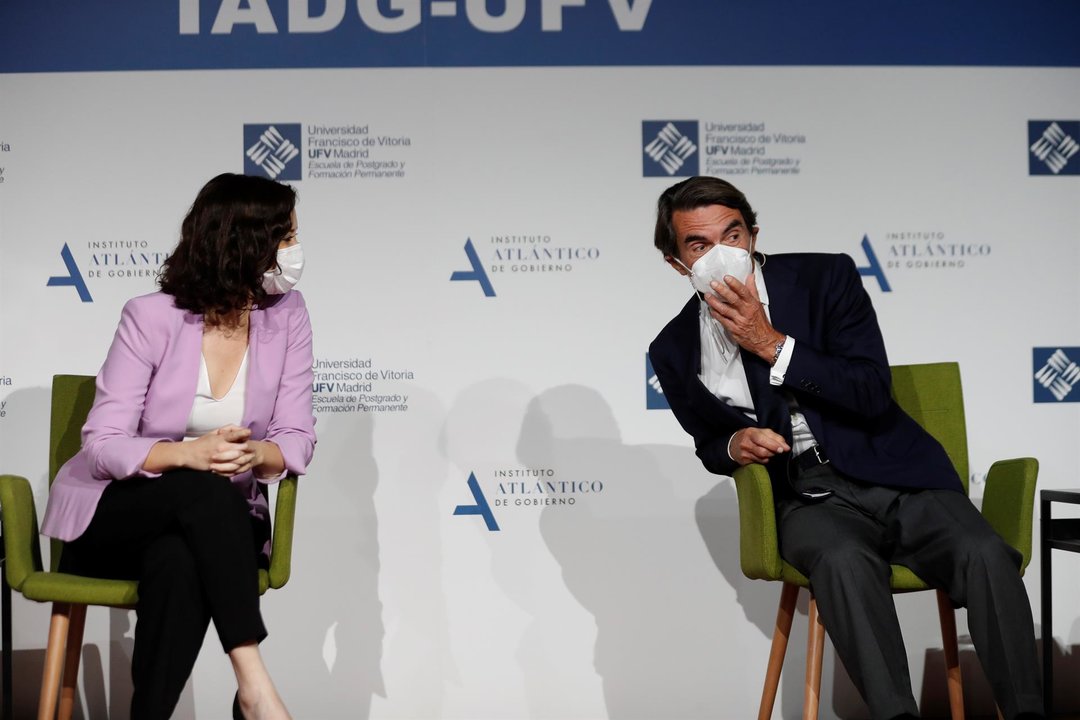 El expresidente del Gobierno, Aznar, con la presidenta de la Comunidad de Madrid, Ayuso, en el acto este viernes. / EFE