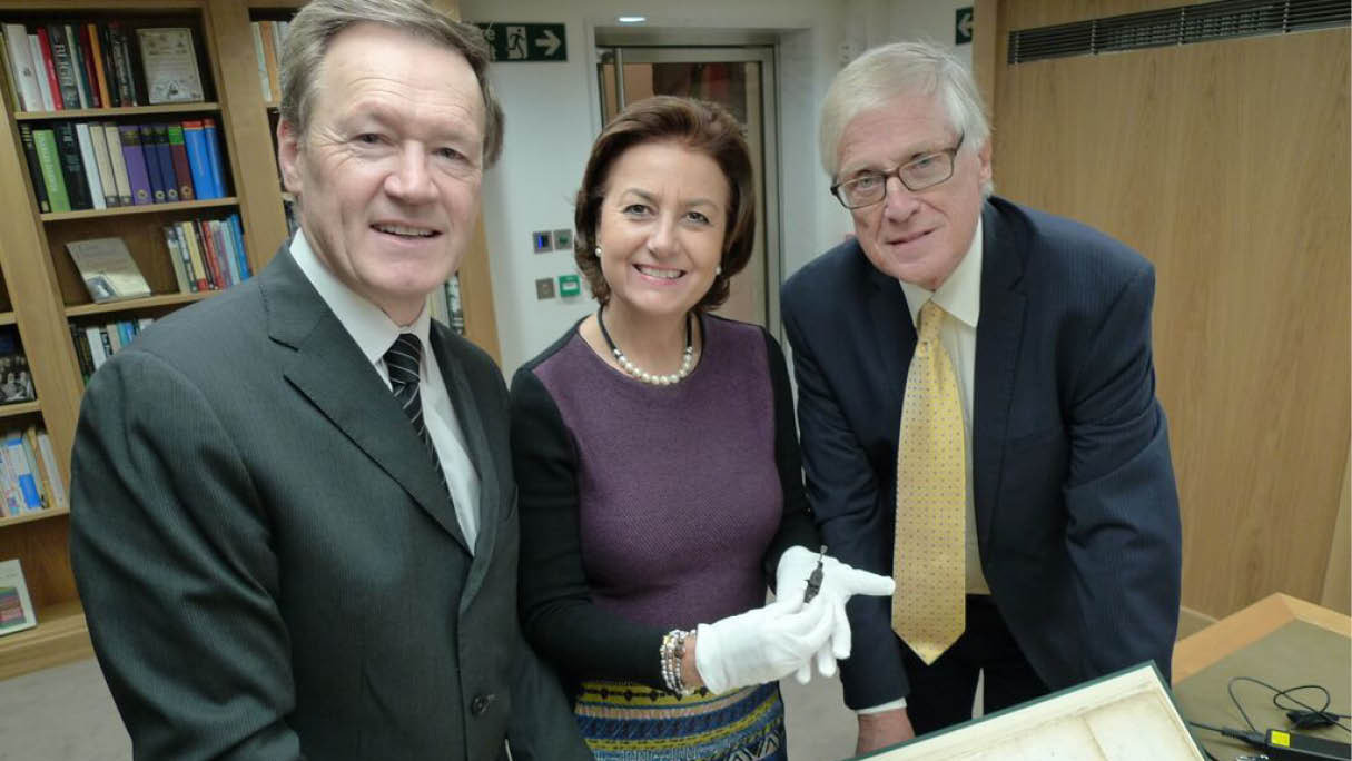 El doctor Tomás Camacho, con su mujer, Estrella, y el investigador Brian Ford, en la Royal Society de Londres con las cartas de Leeuwenhoek.