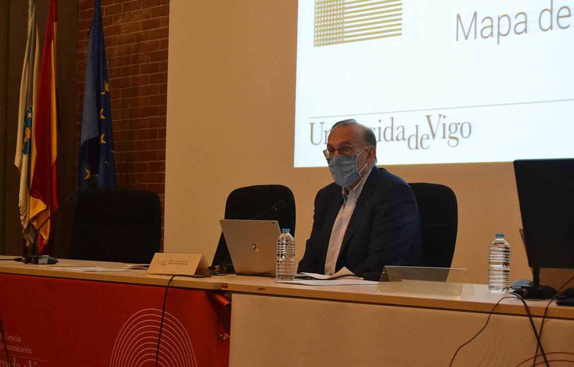 Manuel Reigosa, rector de la Universidad de Vigo, compareció ayer en el Claustro para anunciar la renuncia a moverse a López Mora y edificar en la ETEA.