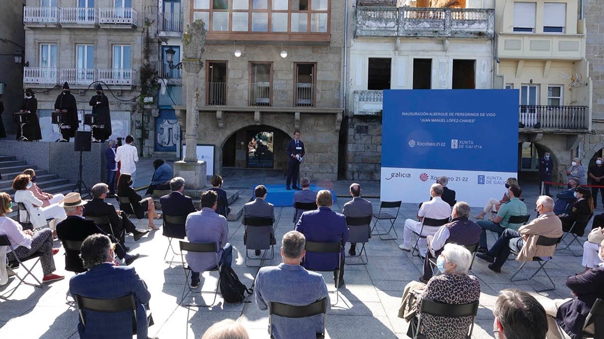 Feijóo, durante la ceremonia de apertura del albergue en el edificio rehabilitado en la plaza del Berbés.