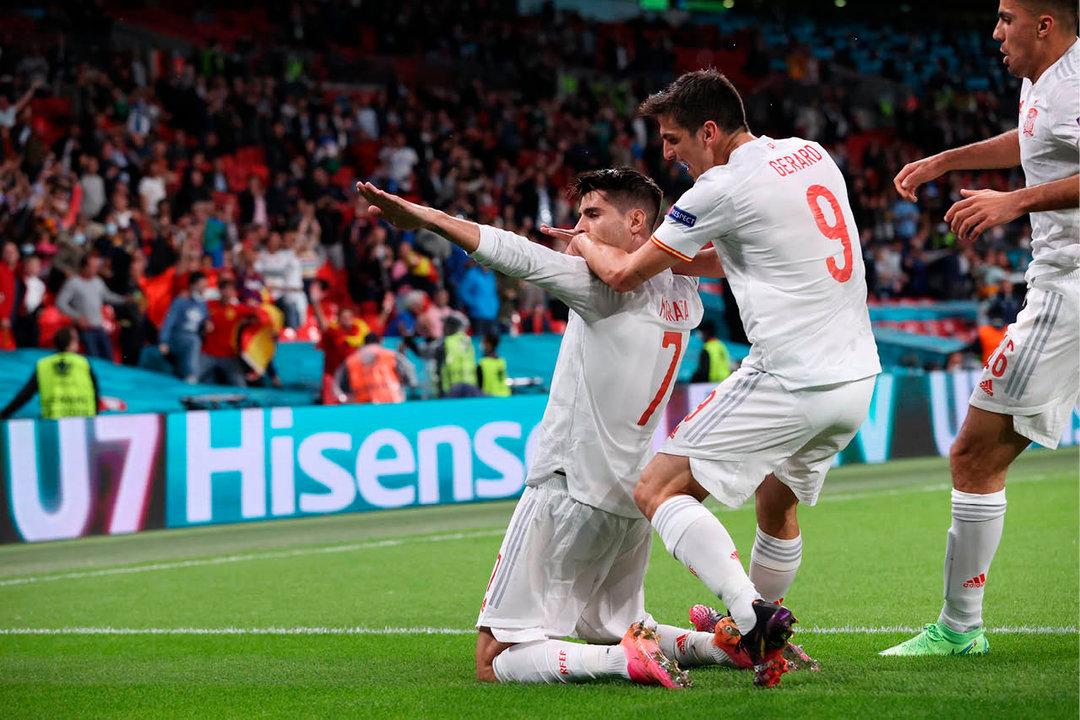 Álvaro Morata celebra con Gerard Moreno el gol que sirvió para igualar el tanto inicial italiano.
