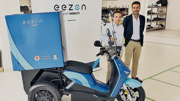 Eezon se alía con Vodafone para la conectividad de la moto.