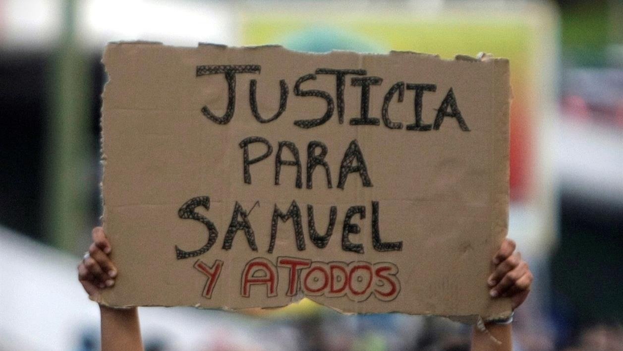 Una pancarta que pide justicia para Samuel Luiz, en una manifestación en A Coruña. // EFE